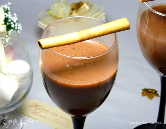 Соедините вино с шоколадным молоком, разлейте по бокалам и наслаждайтесь! Приятного и уютного вечера!