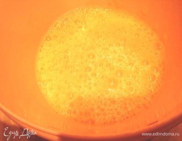 Яйца взбить с содой и солью.