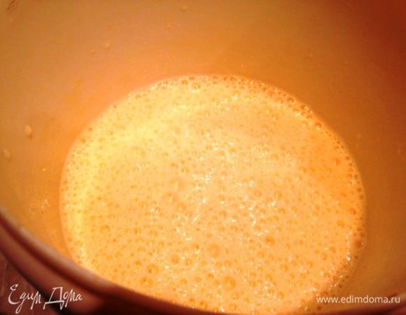 Добавить кефир, взбить.