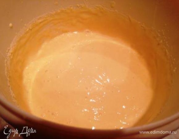 Постепенно добавить муку, перемешать.
Тесто должно быть как на оладьи.