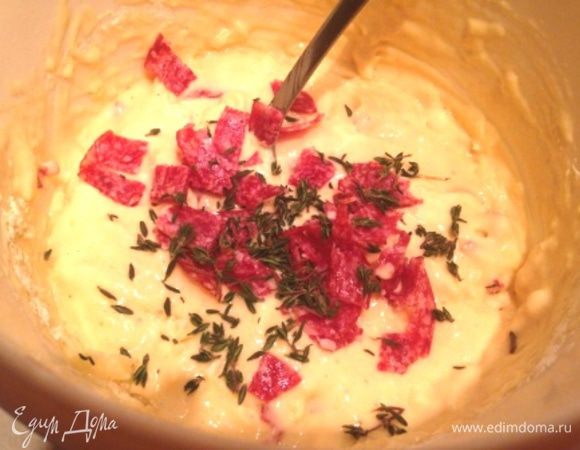 Добавить тертый сыр, порезанную колбасу или сосиски, зелень.
Перемешать.