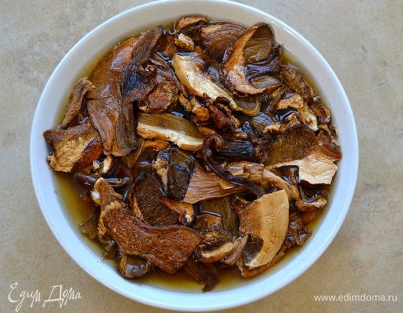 Сушеные белые грибы заранее залейте тёплой водой.
