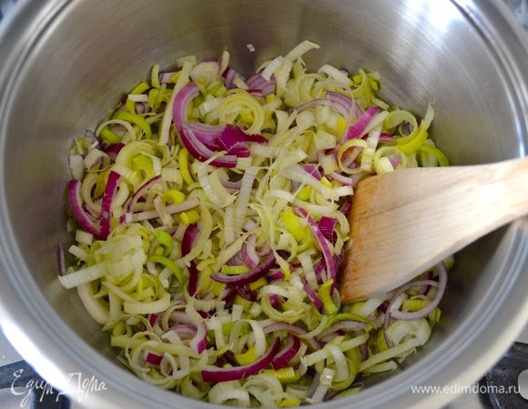 Подготовьте овощи. Нарежьте морковь, порей и шалот полукольцами. Картофель очистите и нарежьте небольшими кубиками. На сильном огне в сотейнике обжарьте, помешивая, оба вида лука на смеси оливкового и сливочного масел до легкого золотистого цвета.