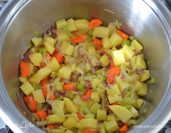 Добавьте морковь и нарезанный картофель.