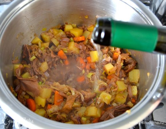 Влейте белое вино и дайте выпариться алкоголю 5-7 минут. Влейте кипящий бульон (или воду), посолите и варите на среднем огне до готовности картофеля (минут 15-17).