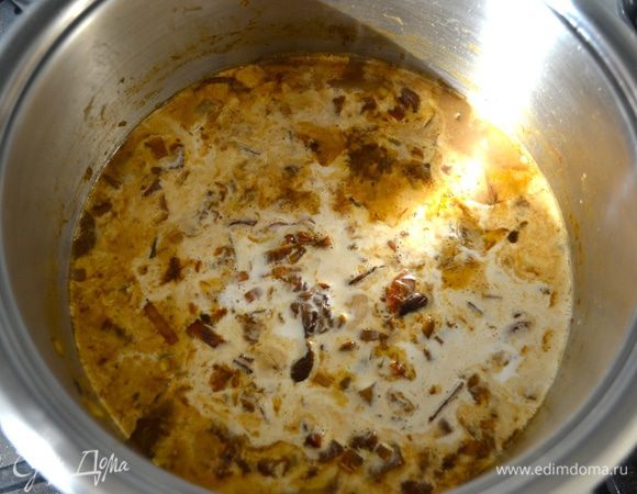 Добавьте сливки и снова дайте закипеть. Вместо сливок в суп можно добавить и сметану, но она должны быть лёгкая, не жирная и не кислая...