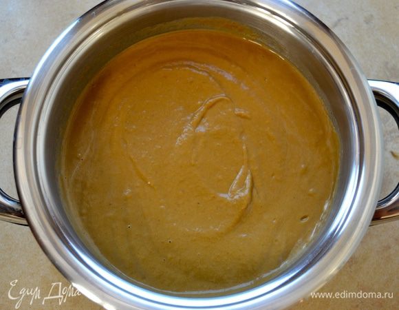 Переложите гущу и немного бульона в блендер и измельчите всё в пюре. Можно все взбить до состояния пюре и с помощью погружного блендера, но я предпочитаю регулировать густоту крем-супа, поэтому перекладываю его в чашу блендера. Если хотите, то для более тонкой текстуры можно протереть затем чере сито.