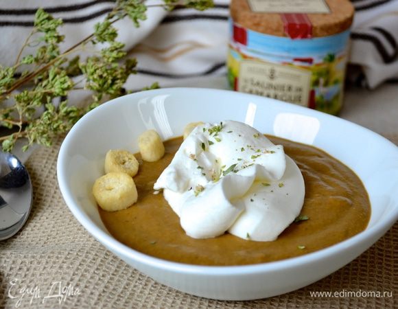 Перед подачей велюте сливки подсолите и взбейте в мягкую пену... Украсьте суп в тарелке плавающим "островом" из взбитых сливок и гренками, или ломтиками свежих или обжаренных грибов! Очень вкусно! 