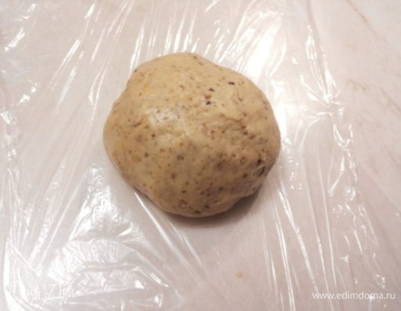 Торопилась и не сделала пошаговых фото приготовления теста. Но там все очень просто и быстро! Сахар смешиваем при помощи миксера с размягченным сливочным маслом, разрыхлитель растворяем в коньяке и добавляем в сливочную массу. Хорошо взбиваем и вводим яйцо и жидкий мед. Если мед не жидкий, нужно немного его подогреть. Муку смешиваем с измельченными орехами, молотыми специями, солью и лимонной цедрой. Сухую смесь перемешиваем со сливочной и вымешиваем тесто. Оборачиваем его в пищевую пленку и в холодильник на всю ночь.