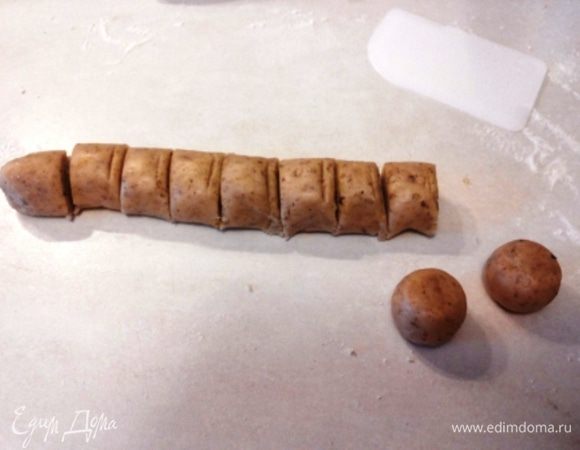 Из готового теста формируем колбаску и делим ее на 20 кусочков. "Катаем" круглые прянички.
