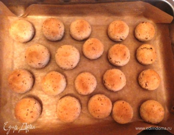 Шарики выкладываем на противень, застеленный бумагой для выпечки, на расстоянии не менее 1 см друг от друга и выпекаем 20 минут в разогретой до 180°С духовке.