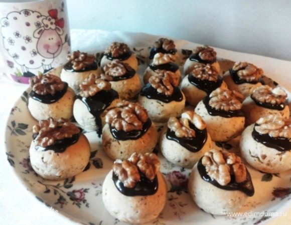 Остывшие прянички украшаем растопленным шоколадом и половинками грецких орех. Прянички получаются очень нарядные!