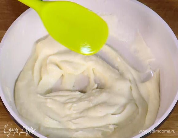 Приготовить соус бешамель: пол столовой ложки сливочного масла растопить в сковороде, добавить муку и, непрерывно перемешивая, прогревать около минуты на сильном огне. Как только мука заварится, небольшими порциями, непрерывно вымешивая, влить молоко. Когда масса станет однородной, снять сковороду с огня.