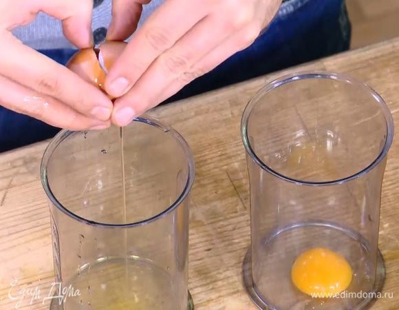 Белки отделить от желтков.