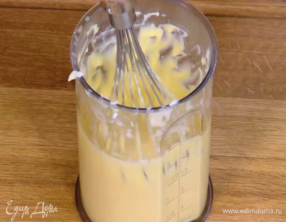 Добавить к желткам соус бешамель и взбить все еще немного.