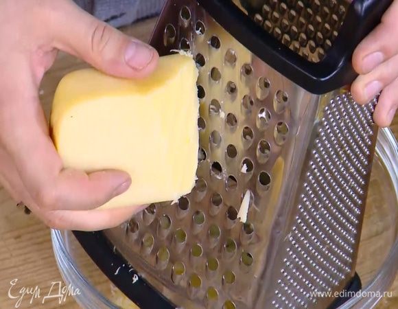 Сыр натереть на крупной терке.