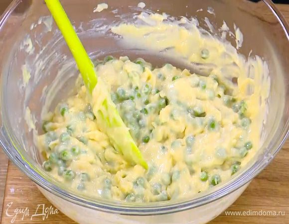 В соус добавить зеленый горошек, горчицу, натертый сыр, посолить и все перемешать.