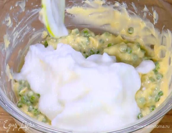 Белки взбить блендером с насадкой-венчиком в пышную массу, добавить в бешамель с горошком и все вымешать.