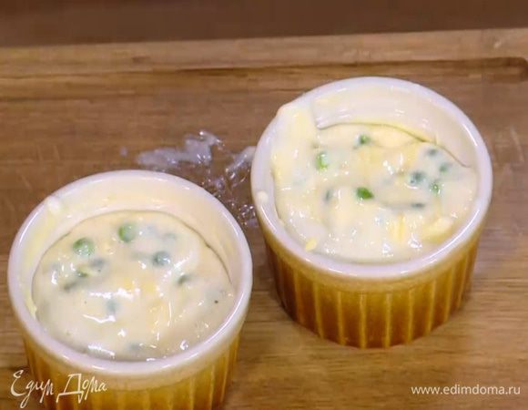 Небольшие керамические формочки смазать сливочным маслом и выложить бешамель, заполняя их на 2/3 объема.