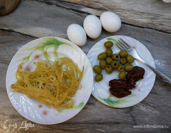 Нам понадобятся остатки спагетти, оливки, вяленые томаты, яйца и 5 минут времени.