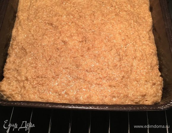 Переложить в форму (лучше силиконовую или со специальной обработкой от прилипания, либо просто покрываем форму тефлоновой бумагой).