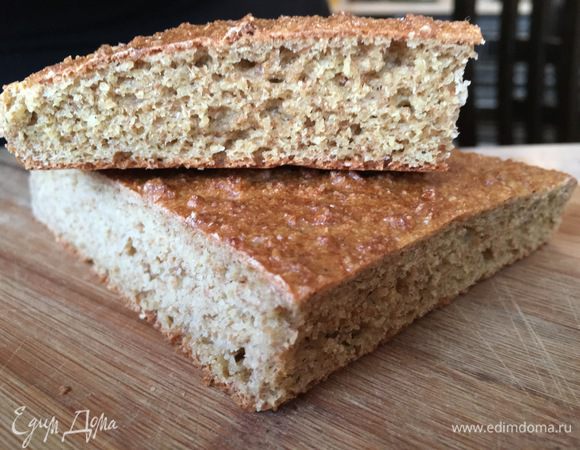 Ставим в разогретую до 200°С духовку на 20 минут, затем убавляем до 160 °С и пропекаем еще 10 минут. Готовый хлеб ставим на решетку до полного остывания. 