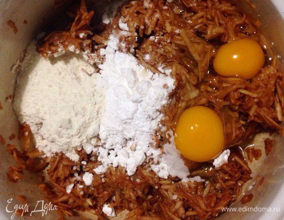Яблоки моем и очищаем от шкурки, если она жесткая, затем натираем на крупной терке.
Смешиваем все ингредиенты, тесто должно быть как густая сметана. 