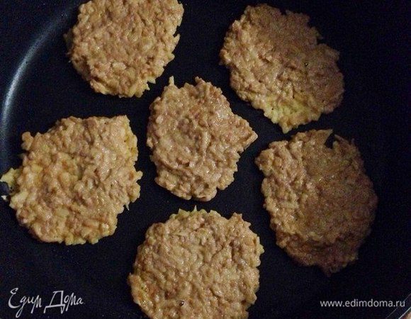 Разогреваем антипригарную сковороду не сильно (чтобы оладьи не подгорали) и жарим без масла 4 минуты под крышкой.
Я выкладывала оладьи столовой ложкой.