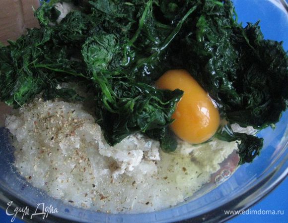 Бланшировать шпинат (3-4 минуты в небольшом количестве кипятка). Откинуть на сито, дать стечь воде, немного остыть, рукой прижать к ситу, избавляя шпинат от излишков воды, дать остыть окончательно. Добавить 1 яйцо, сухари, замоченные в сливках, мускатный орех, посолить немного. Добавить к мясу, перемешать, прокрутить начинку через мясорубку. Убрать в холодильник, пока будет идти работа с тестом.
