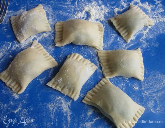 Можно прижать края с двух сторон вилкой.