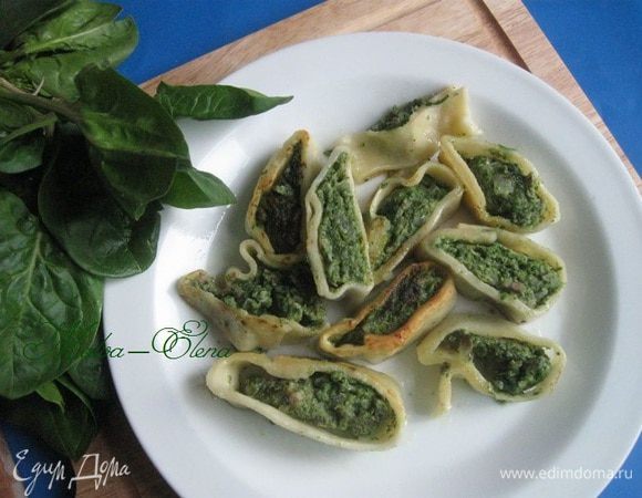 Это — остывшие отваренные маульташен, обжаренные на следующий день на сковороде с добавлением масла. Есть и такой "домашний" вариант рецепта. Один из шефов из Тюбенгена, например, рассказал о рецепте своей бабушки, которая маульташен разогревала на сковороде вместе с яйцом, получалось что-то вроде "шпинатной" яичницы.
Приятного аппетита!