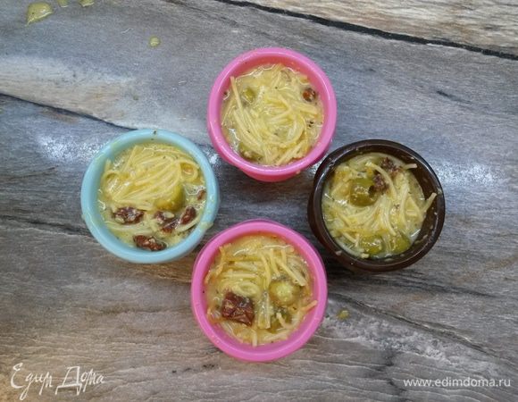 Добавляем яйца и базилик. Все перемешиваем. Раскладываем по формочкам для кексов. Выпекаем 4-5 минут в микроволновке на максимальной мощности.
Приятного аппетита!