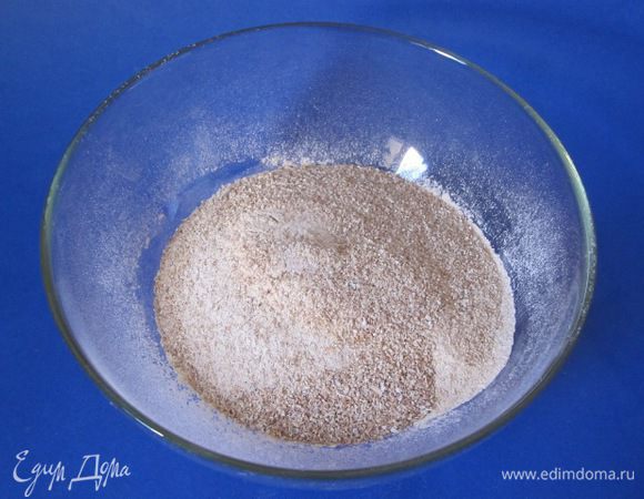 Сначала приготовим лепешки. 
В миску с просеянной пшеничной мукой добавить просеянную пшеничную цельнозерновую муку и соль.
