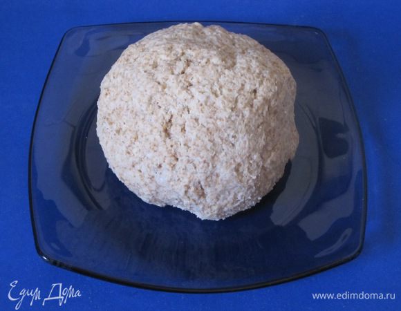 В стакан с теплой водой влить 2 столовые ложки растительного масла. 
Замесить тесто, добавляя воду с маслом в муку. Хорошо вымесить тесто.