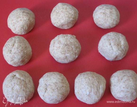 Тесто разделить на 10 кусочков ( я взвешиваю на весах). Каждую часть скатать в шарик. Накрыть пищевой пленкой, оставить на 30 минут.