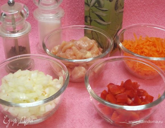 Пока тесто отдыхает и набухает, будем делать начинку. Куриное филе вымыть,  нарезать небольшими кусочками. Репчатый лук и красный перец нарезать небольшими кубиками, можно и большими, это не принципиально, потому что потом все обжарится и измельчится блендером. Морковь очистить и натереть на крупной терке.