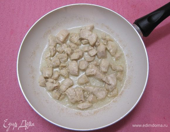 Куриное филе обжарить на сковороде на разогретом растительном масле.