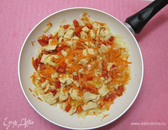 Выложить лук, морковь и болгарский перец.