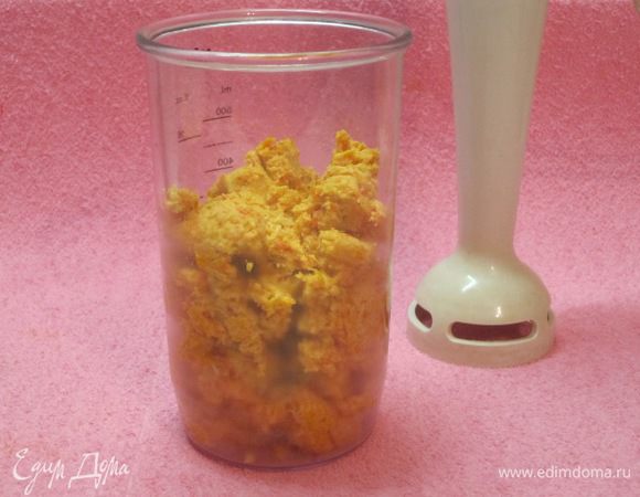 Посолить, поперчить, измельчить блендером. Начинка готова. А теперь перейдем к тесту.