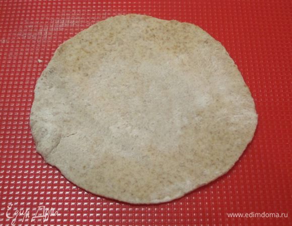 Из каждого шарика теста раскатать лепешку диаметром 10-12 см.