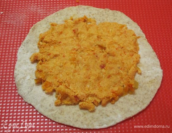 Выложить на каждую лепешку 2-3 столовые ложки курино-овощной начинки.