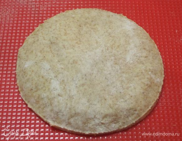 Сверху закрыть второй такой же раскатанной лепешкой, прижать, обрезать края. Я обрезала по блюдечку.