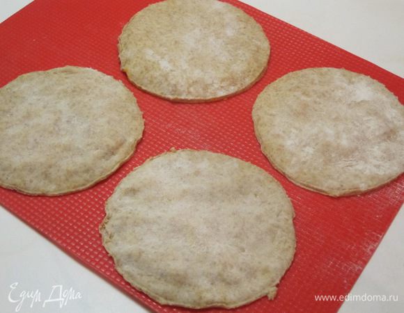 Так же сформировать остальные лепешки. Всего получилось 5 лепешек. Из обрезков теста получился дополнительный бонус — лепешка.
