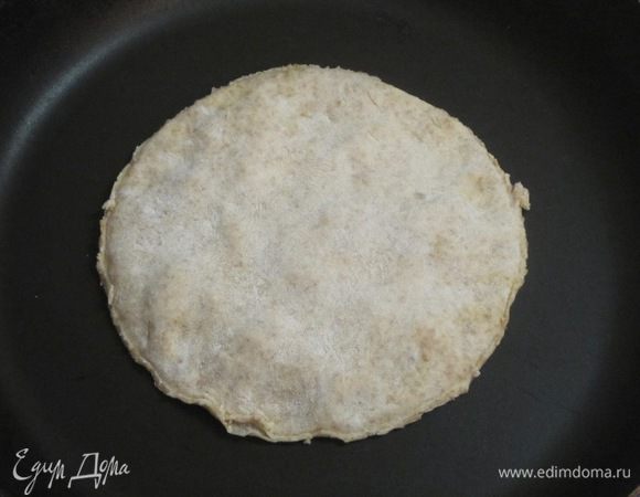 Обжарить на сухой сковороде сначала с одной стороны.