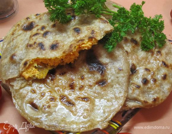 Смазать растопленным сливочным маслом. Поэтому лепешки на фото просто блестят от масла!
Можно испечь такие лепешки без начинки. 