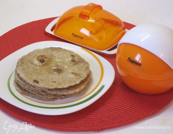 Теперь осталось только налить горячий чай и поедать горячие лепешки. Приятного аппетита!