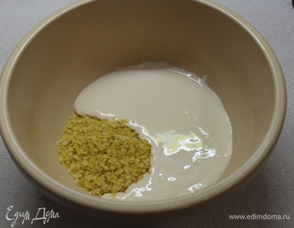 Хлопья пшенные залить теплым кефиром (или слегка нагреть в микроволновой печи вместе с хлопьями). 1/4 часть кефира оставить в стакане, отставить в сторону. Перемешать хлопья, дать немного постоять.