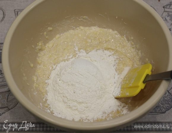 Добавить муки, перемешать.