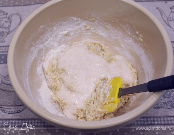 Оставшуюся часть кефира нагреть и добавить к нему соду, сода зашипит и запузырится. Добавить к мучной смеси.