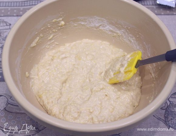Перемешать. Возможно понадобиться еще немного муки, в зависимости от густоты кефира. Тесто должно получиться как густая сметана.